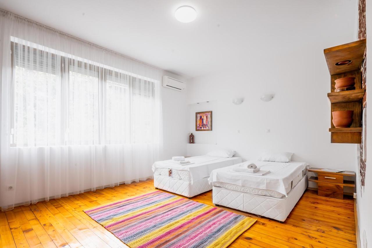 Sofia'S Vintage Gem: Spacious 2Bd Flat On Solunska Apartment Luaran gambar