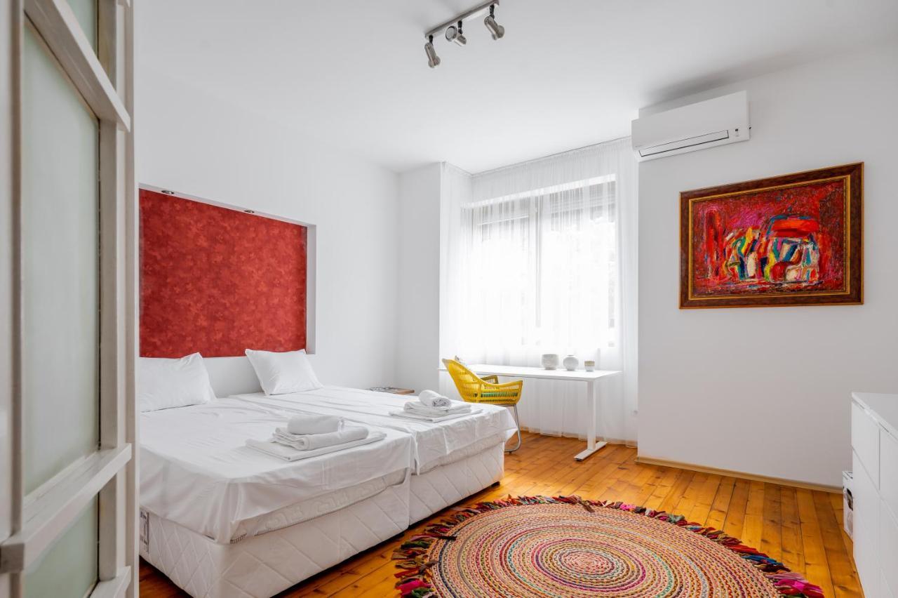 Sofia'S Vintage Gem: Spacious 2Bd Flat On Solunska Apartment Luaran gambar